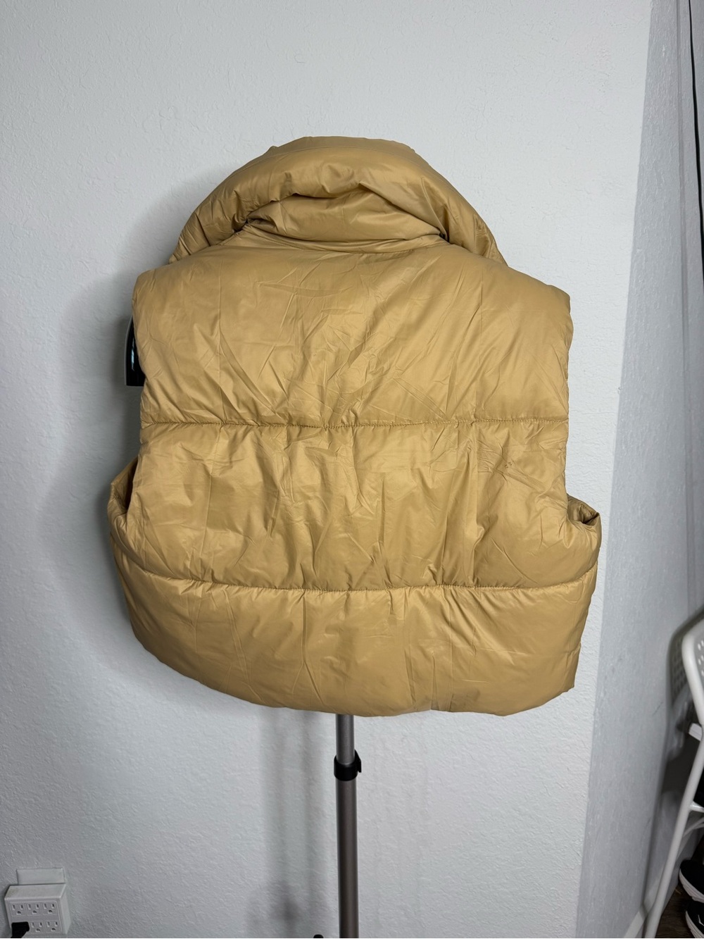 NWT Beige Oversized Puffer Vest High Neck Zip Up Quilted Sleeveless Jacket L - Picture 5 of 8